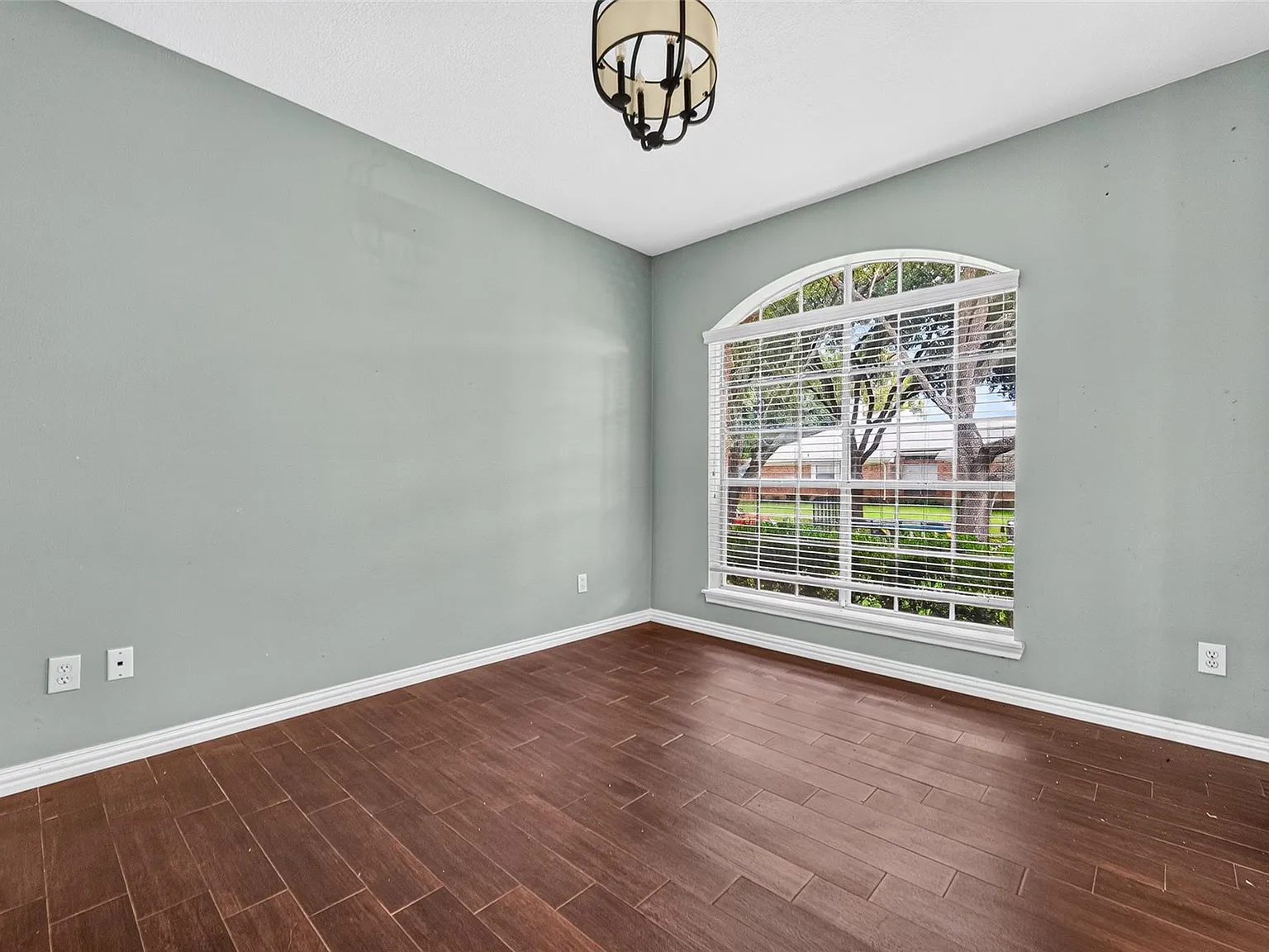 4 bed, 2.5 bath, 2647 sqft, $2,200 — Photo 3
