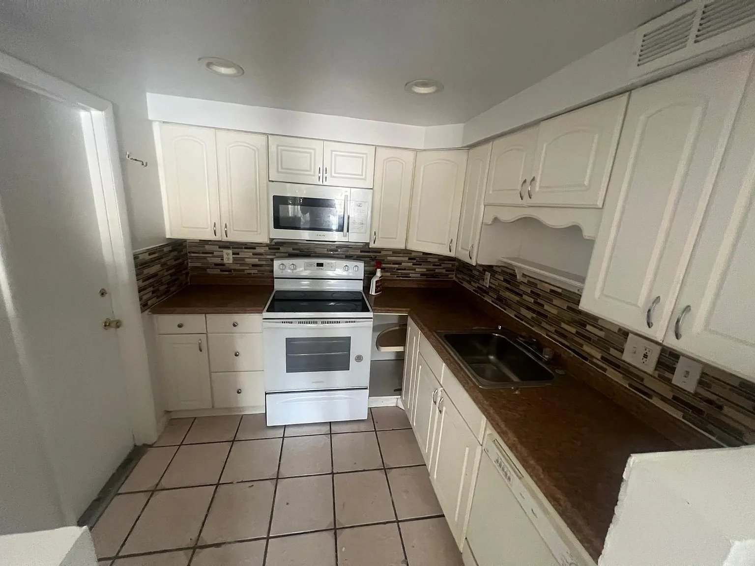 2 bed, 2.0 bath, 847 sqft, $2,400 — Photo 2