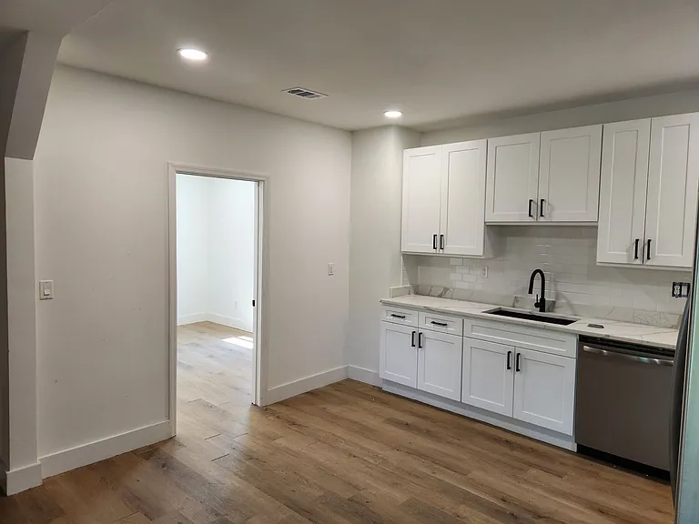 422 W 42nd St — Photo 17