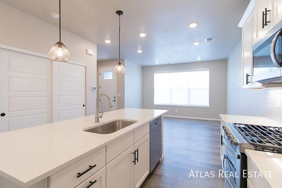 500 Move-In Bonus Beautiful Newly Built 2-Bedroom, 2.5-Bathroom Townhome In Arvada Steps From Ral... — Photo 4