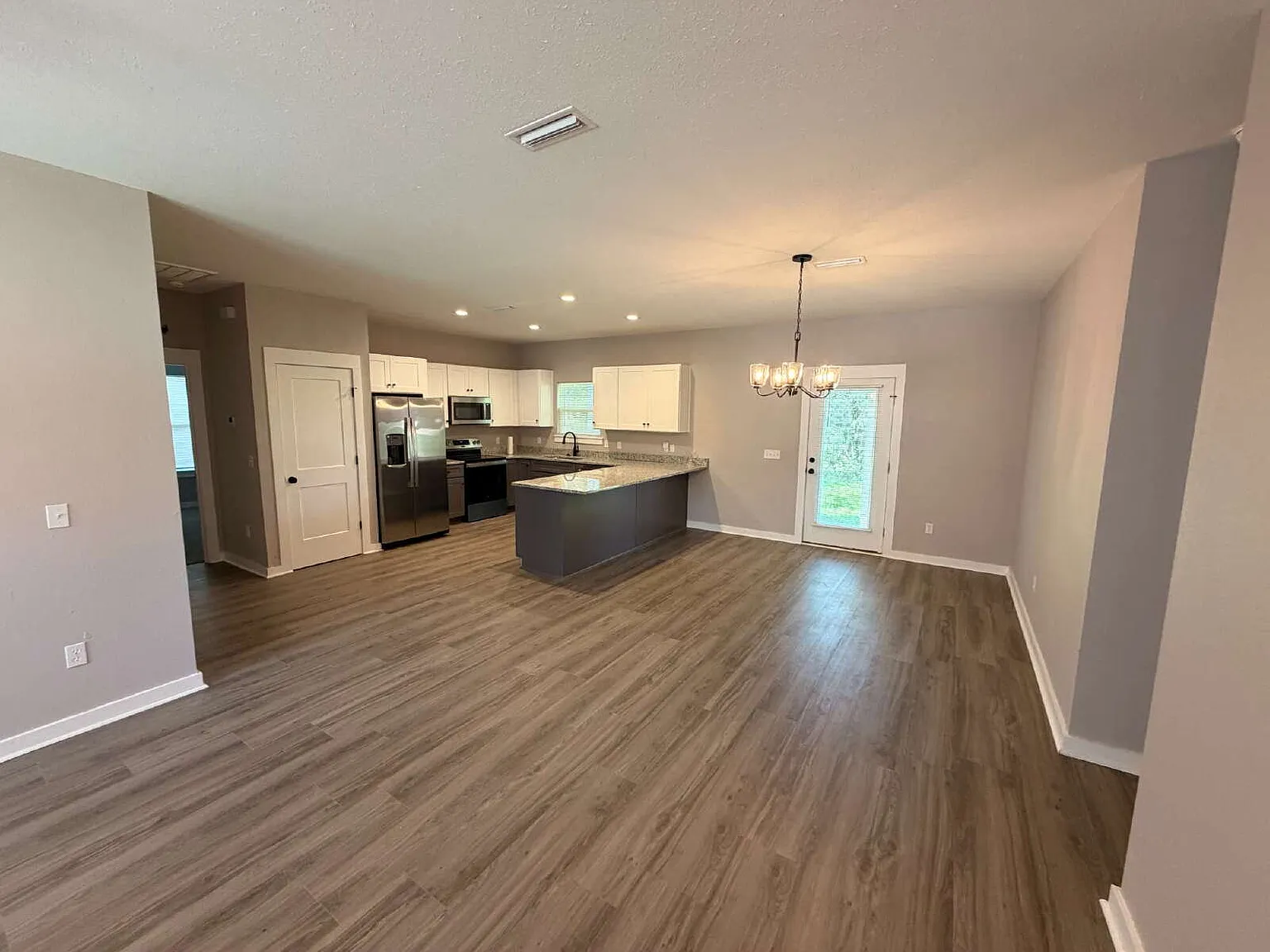 3 bed, 2.0 bath, 1500 sqft, $1,800 — Photo 2