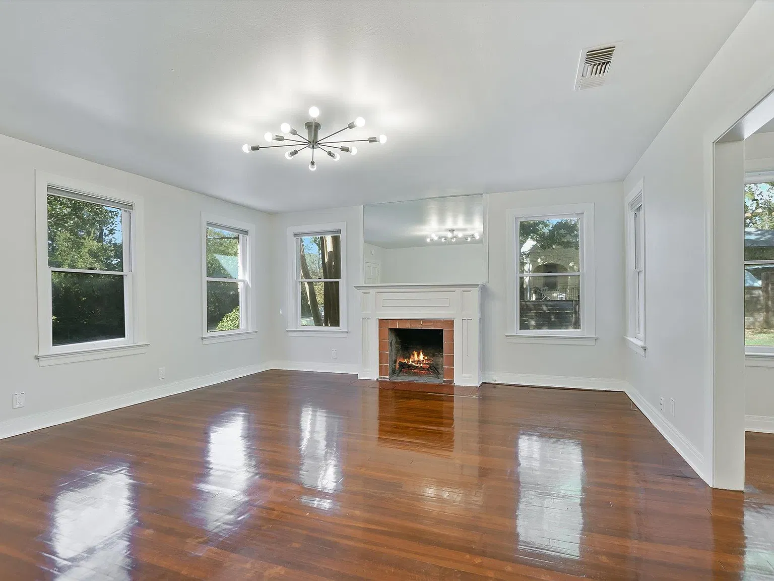 3 bed, 1.0 bath, 1532 sqft, $4,000 — Photo 2