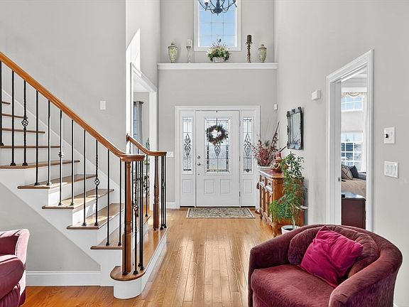 4th image of 2 Sugar Maple Ln