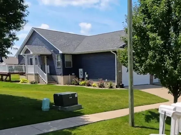 615 Hillview Dr, Fairfax, IA 52228