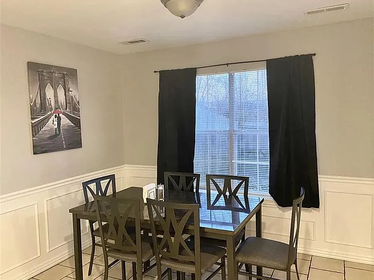 826 W Peachtree Dr #1 — Photo 4