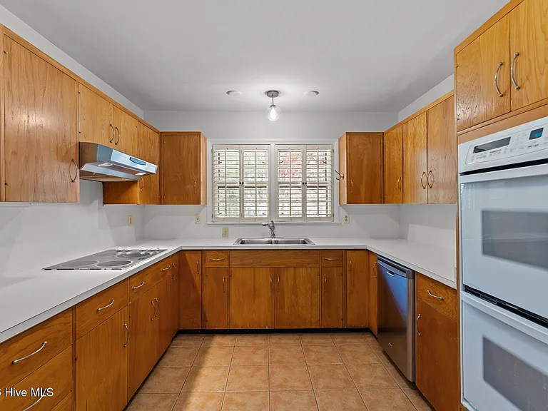 225 Arbutus Rd — Photo 14