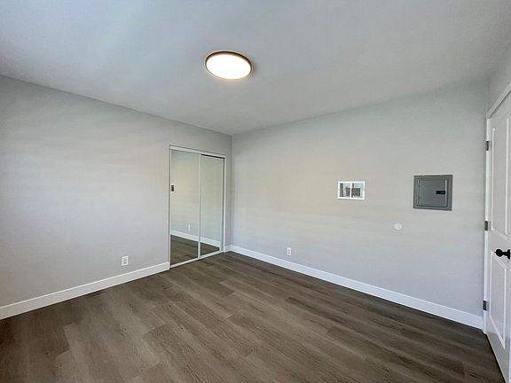 4th image of 2650 S Barrington Ave #3