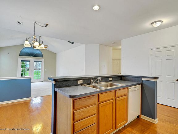 3rd image of 440 Monticello Ln