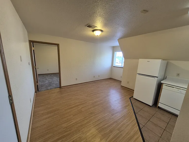 1021 S Mission Rd — Photo 4