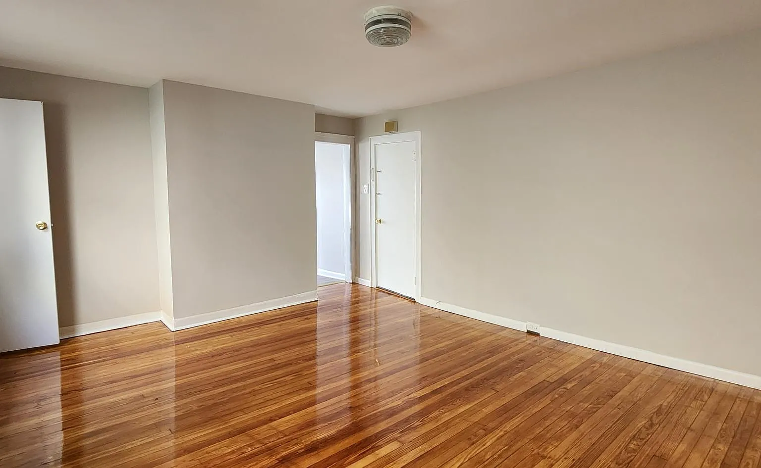 3 bed, 2472 sqft, $2,250 — Photo 2