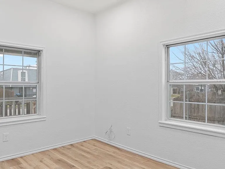 1032 E Tucker St — Photo 8