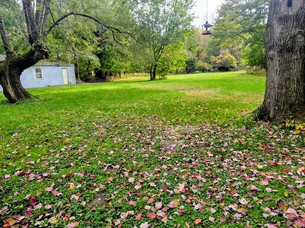 102 Bullseye Lake Rd, Valparaiso, IN 46383