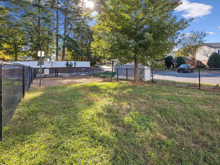 Belmont Heights Apartments & Townhomes — Photo 33