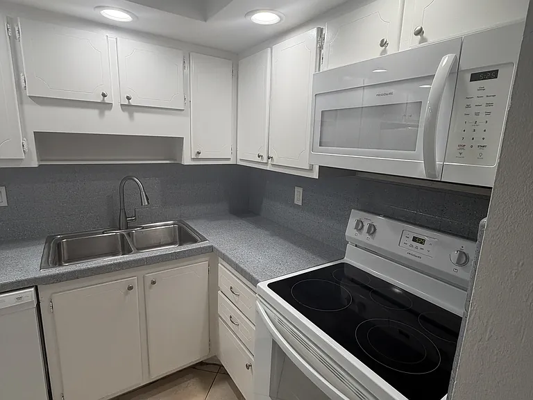 1201 SE 2nd Ct #115 — Photo 2