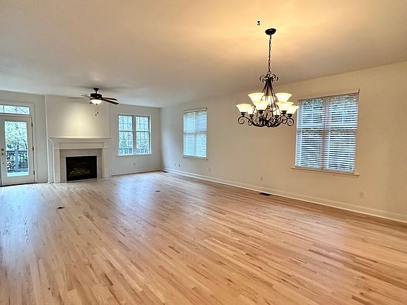 ENTRY TO LR FROM LOWER LEVEL