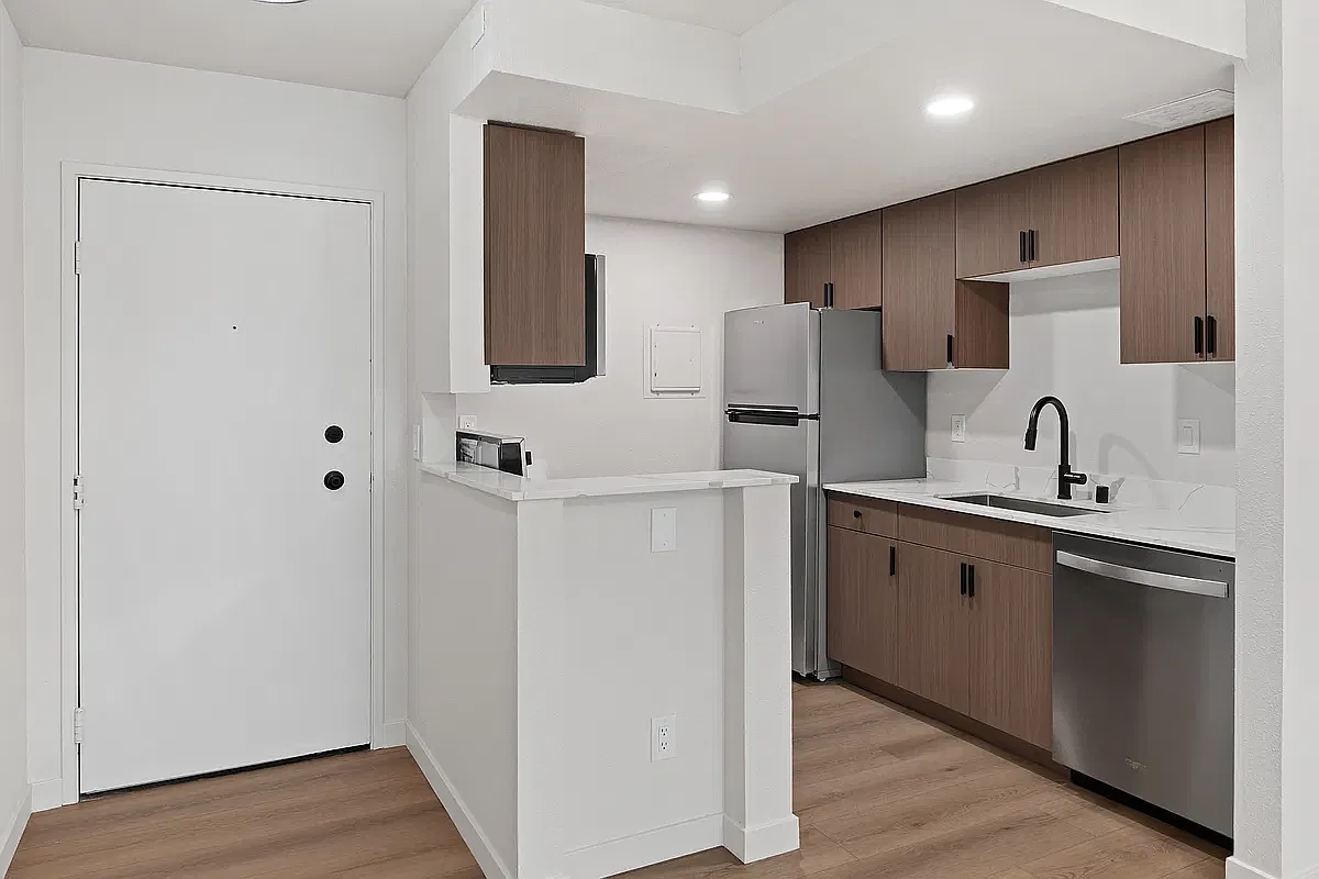 2 bed, 860 sqft, $2,450 — Photo 2