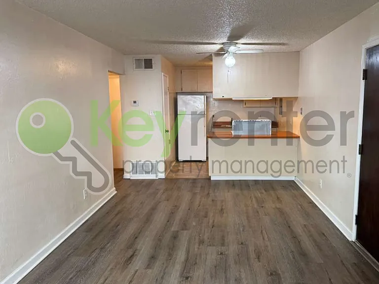 2515 H St #5 — Photo 1