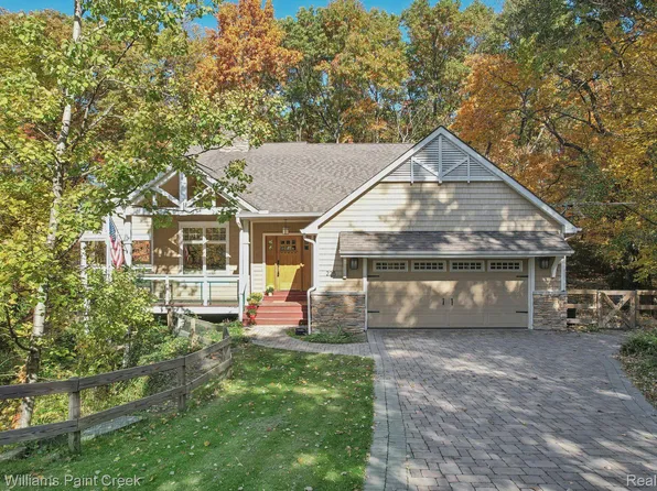 225 Pinnacle Dr, Lake Orion, MI 48360