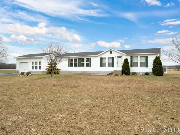 10080 S Beech Ave, Howard City, MI 49329