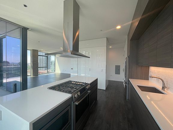 4th image of 225 W Hubbard St #2201