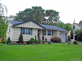 168 S Plaisted Ave, Hauppauge, NY 11788