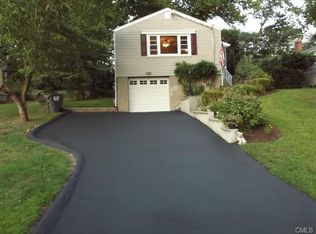 12 Washington St, Trumbull, CT 06611