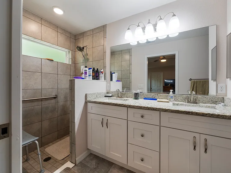 UNFURNISHED MAIN BATHROOM WITH DOUBLE SINK VERY CLEAN