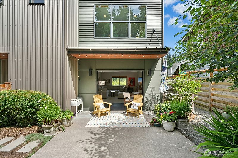 3rd image of 1447 Elm Place