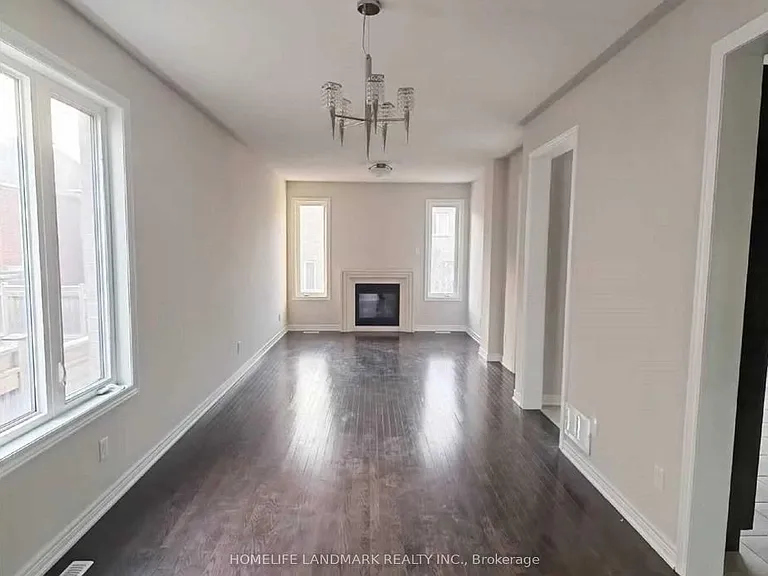 77 Reynolds Cres — Photo 2