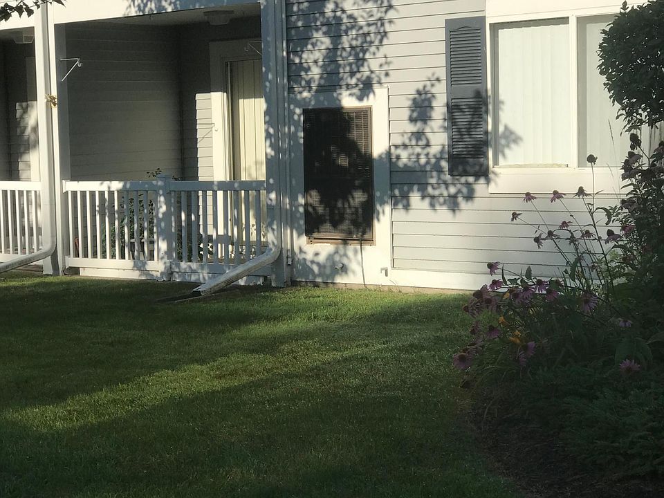 Beautiful quiet over 50 Community Access to Walled Lake.
