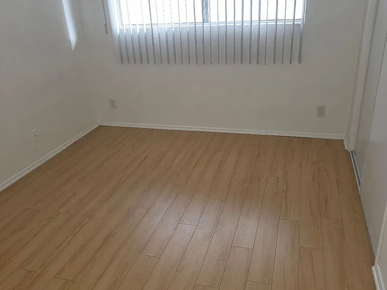 230 Bay St — Photo 5