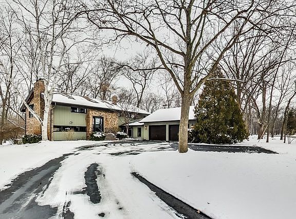 3rd image of 801 Hawthorne Ln