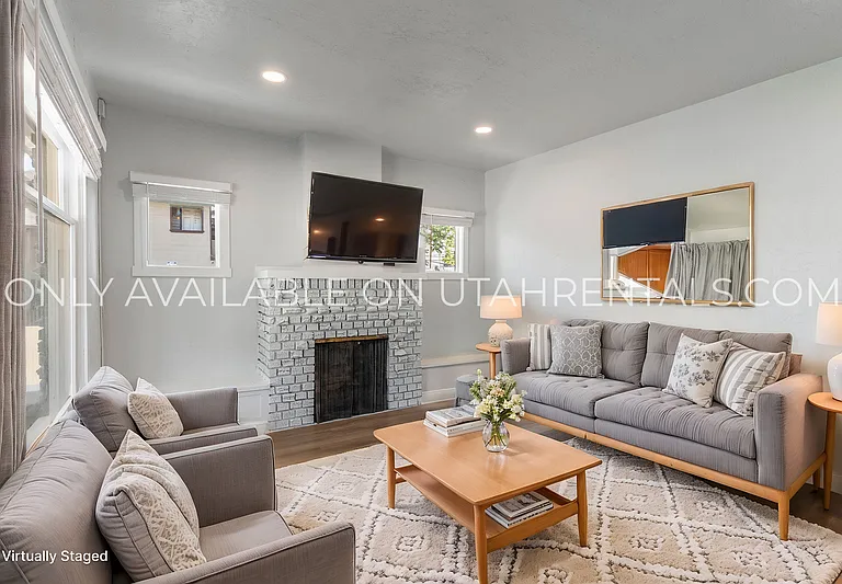 231 W 400 N — Photo 1