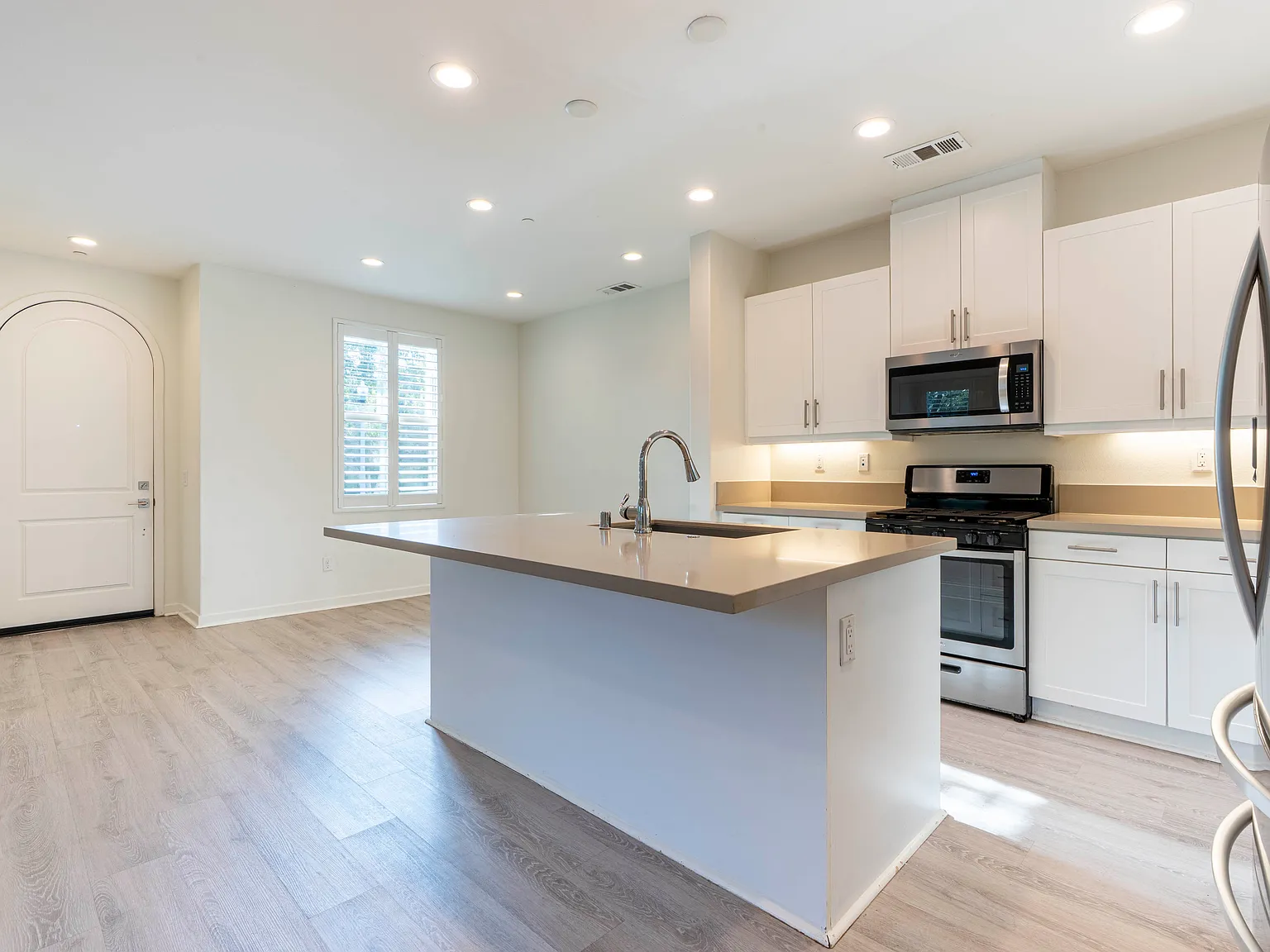 3 bed, 2.5 bath, 1749 sqft, $4,600 — Photo 3