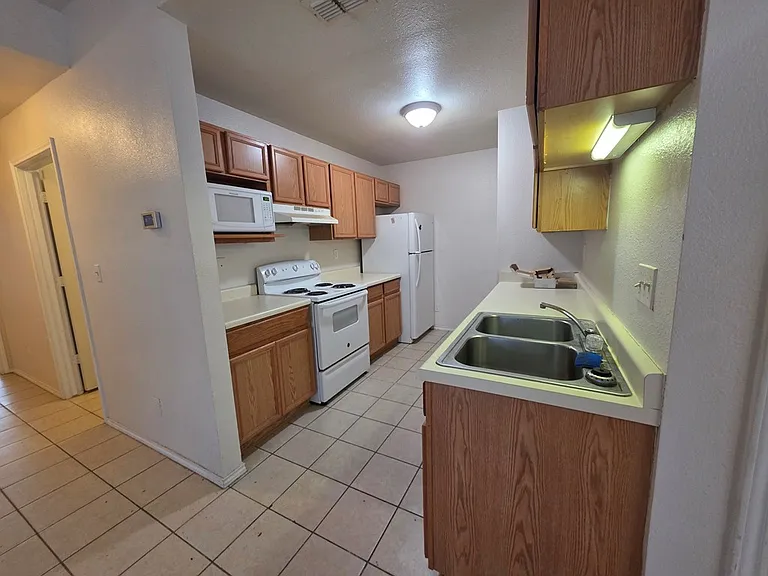 1210 Chaparral St #3B — Photo 3