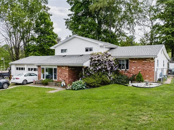 11 Roberts Dr, Belpre, OH 45714