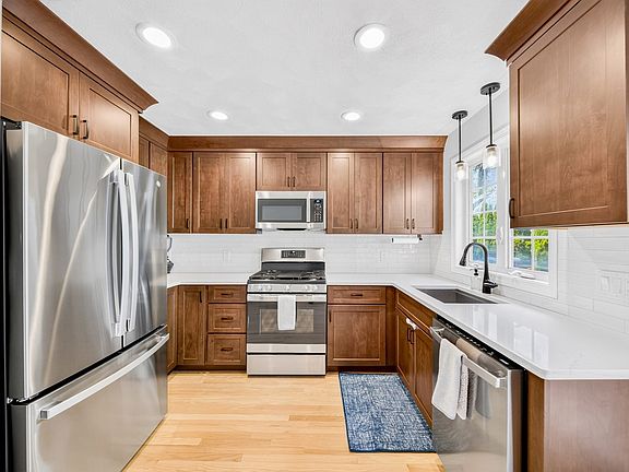 4th image of 66 Sylvan St