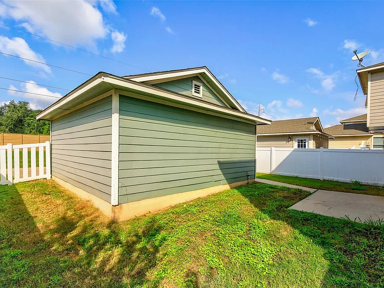 1715 Lost Maples Loop — Photo 24