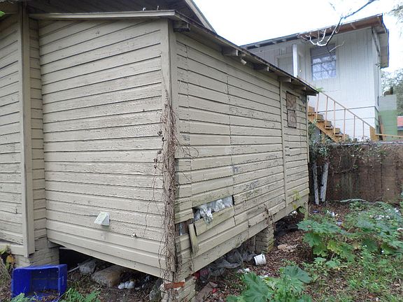 5th image of 1421 Grothe St