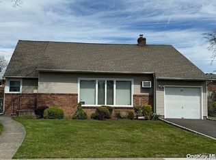 31 Underhill Ave, Syosset, NY 11791