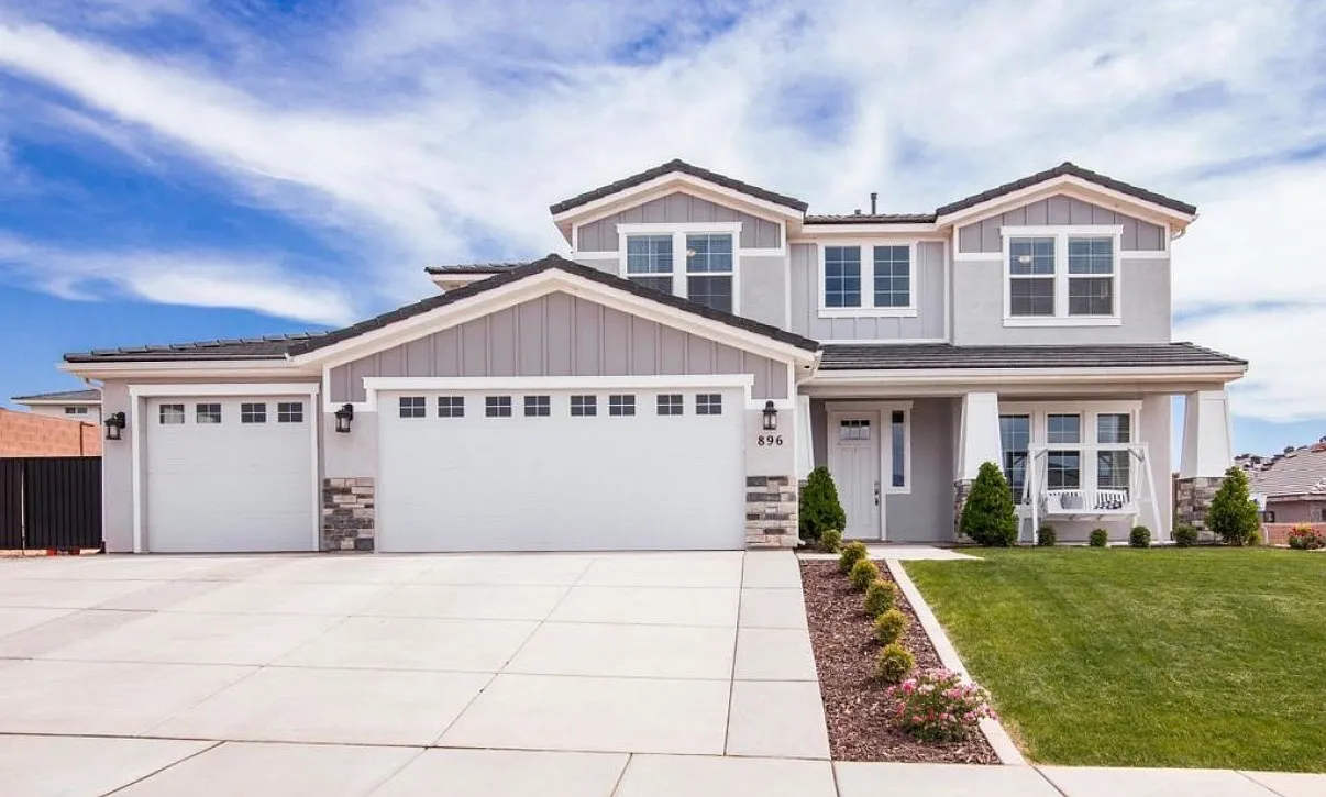 5 bed, 3915 sqft, $4,500 — Photo 1