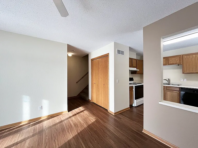 171 W Lind St — Photo 2