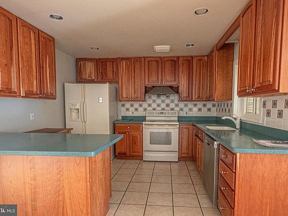5th image of 1935 Beaver Ln