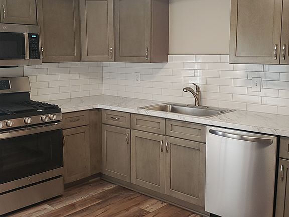 3rd image of 194 Aurora St Floor 2