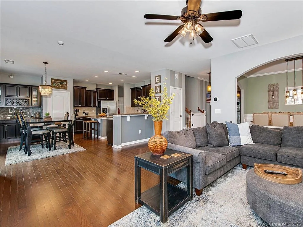 4 bed, 2737 sqft, $2,850 — Photo 3