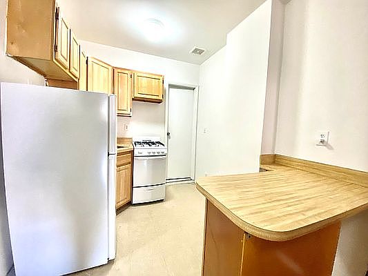 4th image of 308 E 6th St APT 10
