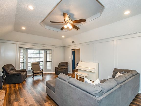 4th image of 10050 Stoneleigh Dr