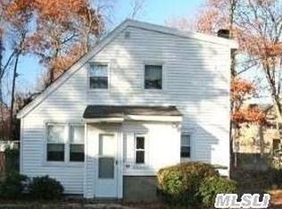 29 Woodlawn Ave, Selden, NY 11784