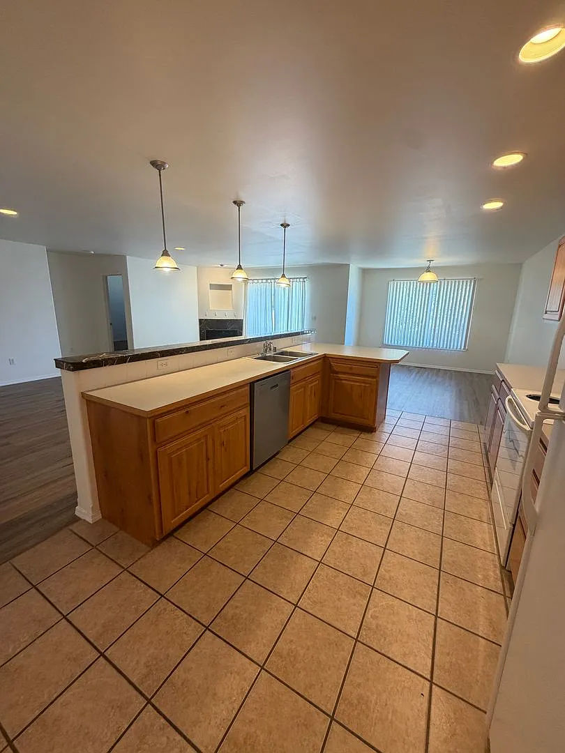 Large Duplex, Pelican Pointe Area — Photo 3