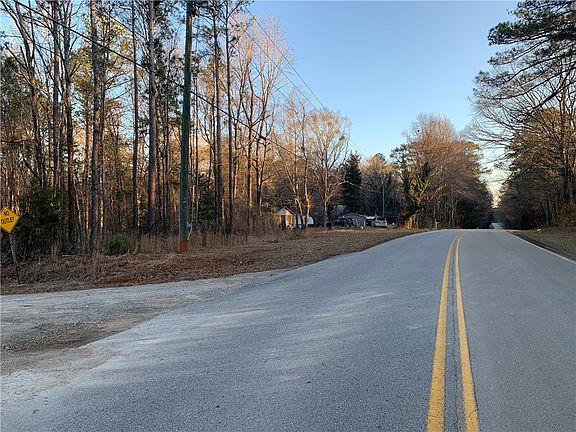 4th image of 620 Old Hutchinson Mill Rd